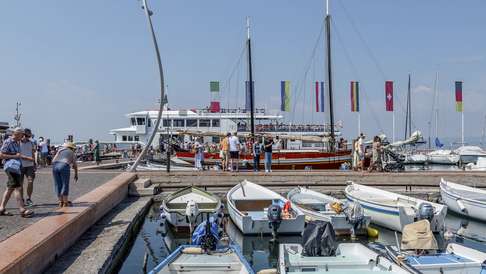 Porto di Bardolino con approdo del traghetto sul Lago di Garda