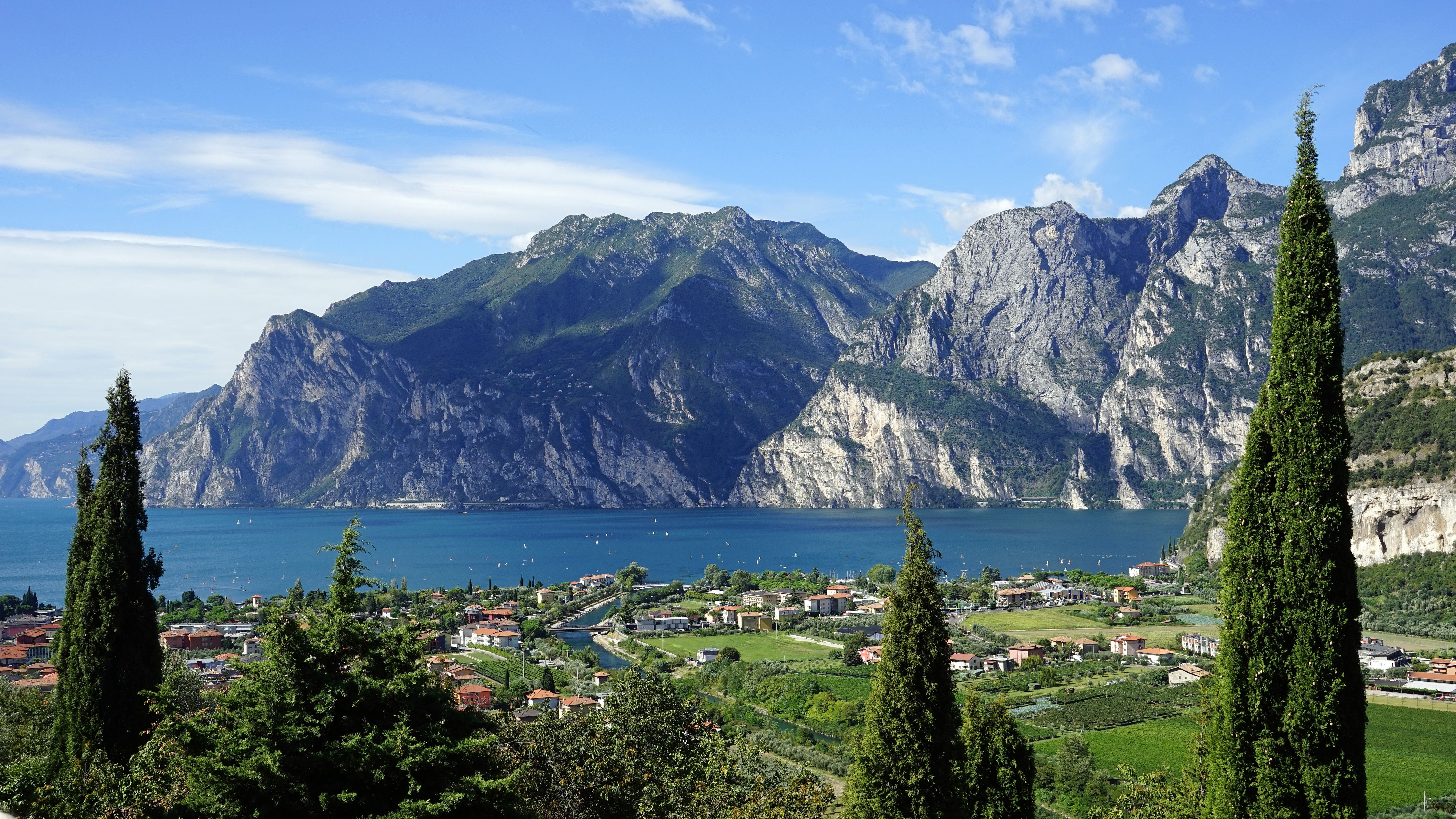 Luce radente e riflessi caldi sul Lago di Garda a fine settembre